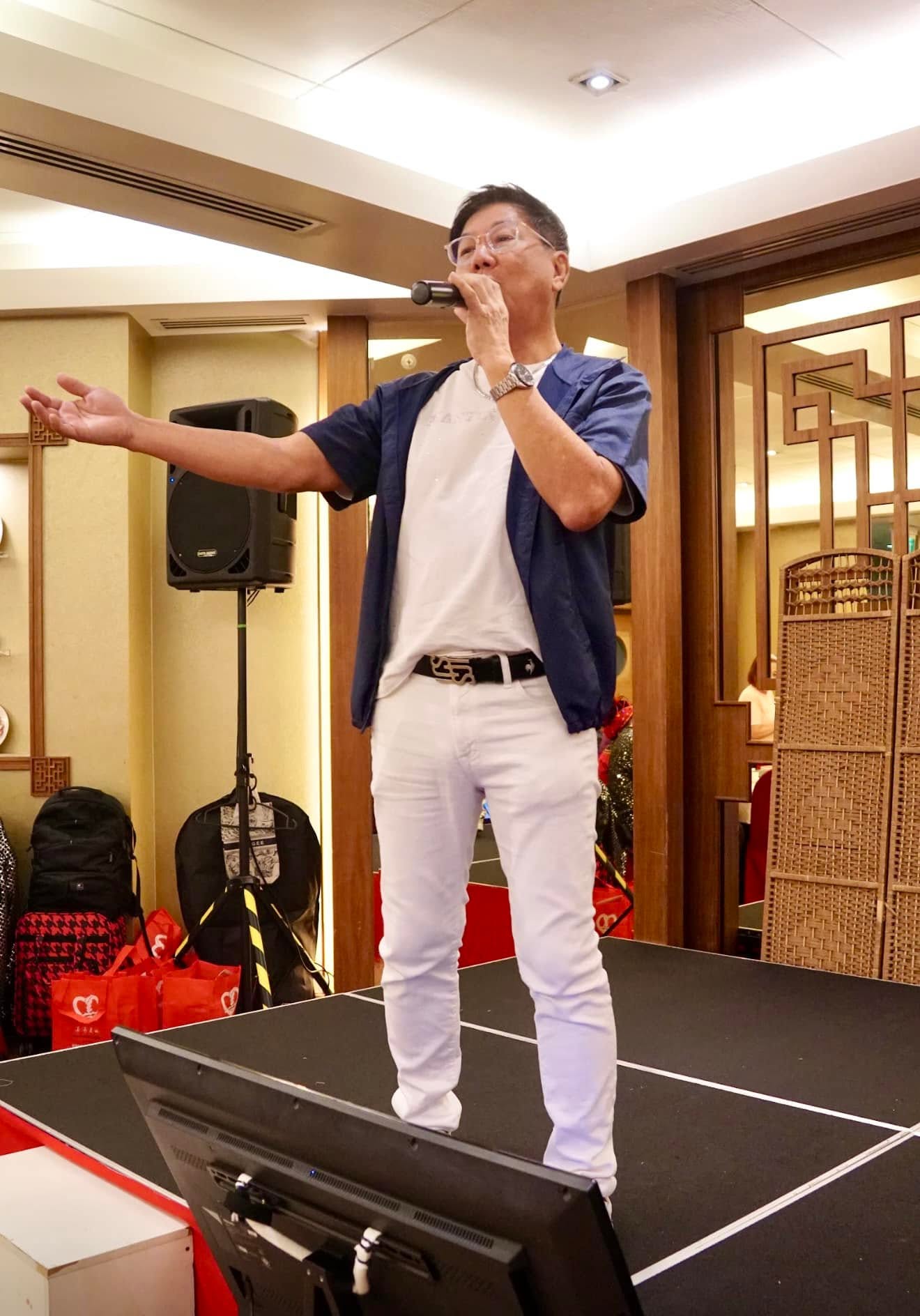 Gim Hong performing live