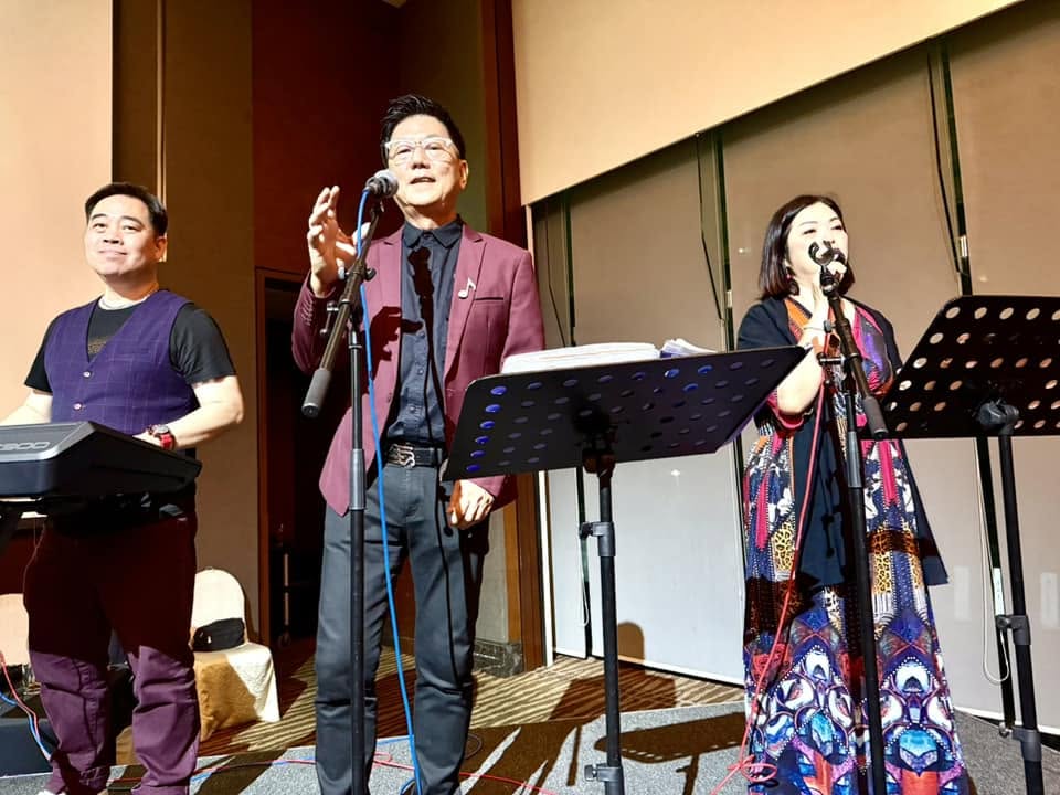 Gim Hong performing live