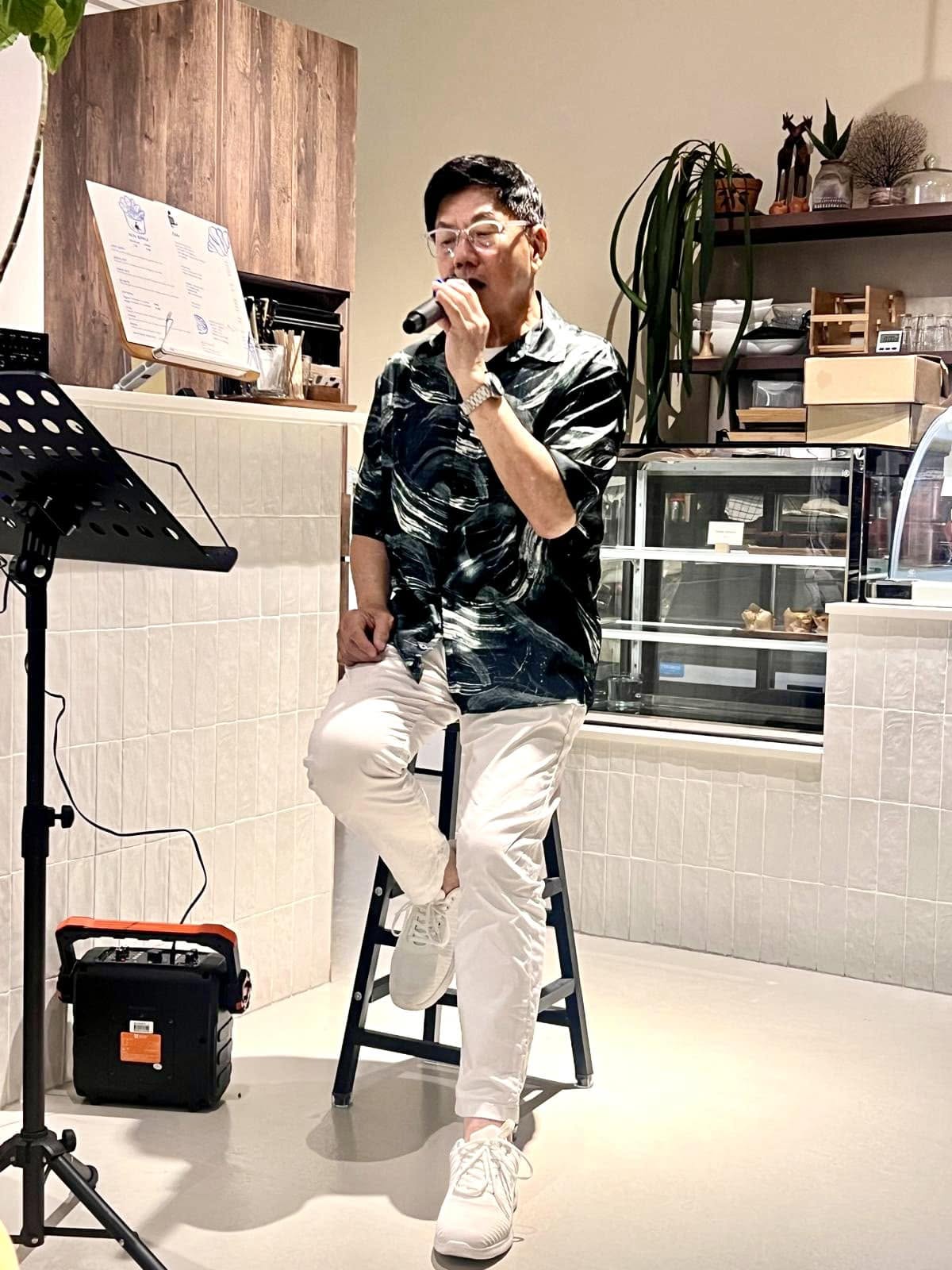 Gim Hong performing live