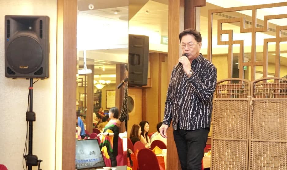 Gim Hong performing live