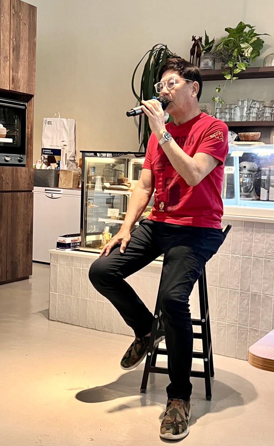 Gim Hong performing live