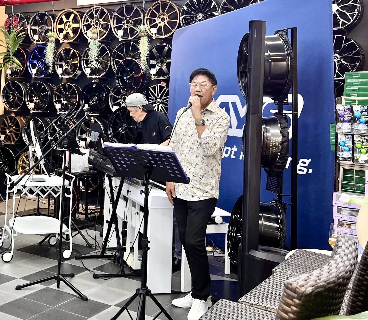 Gim Hong performing live