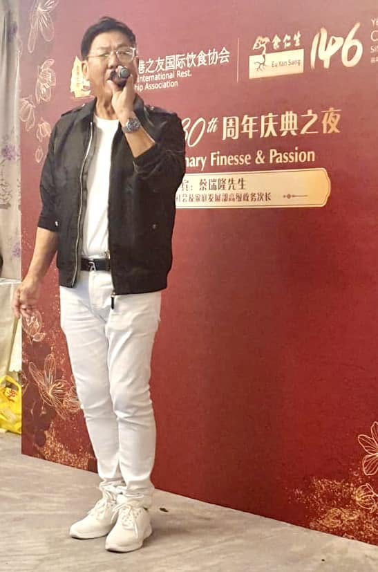Gim Hong performing live
