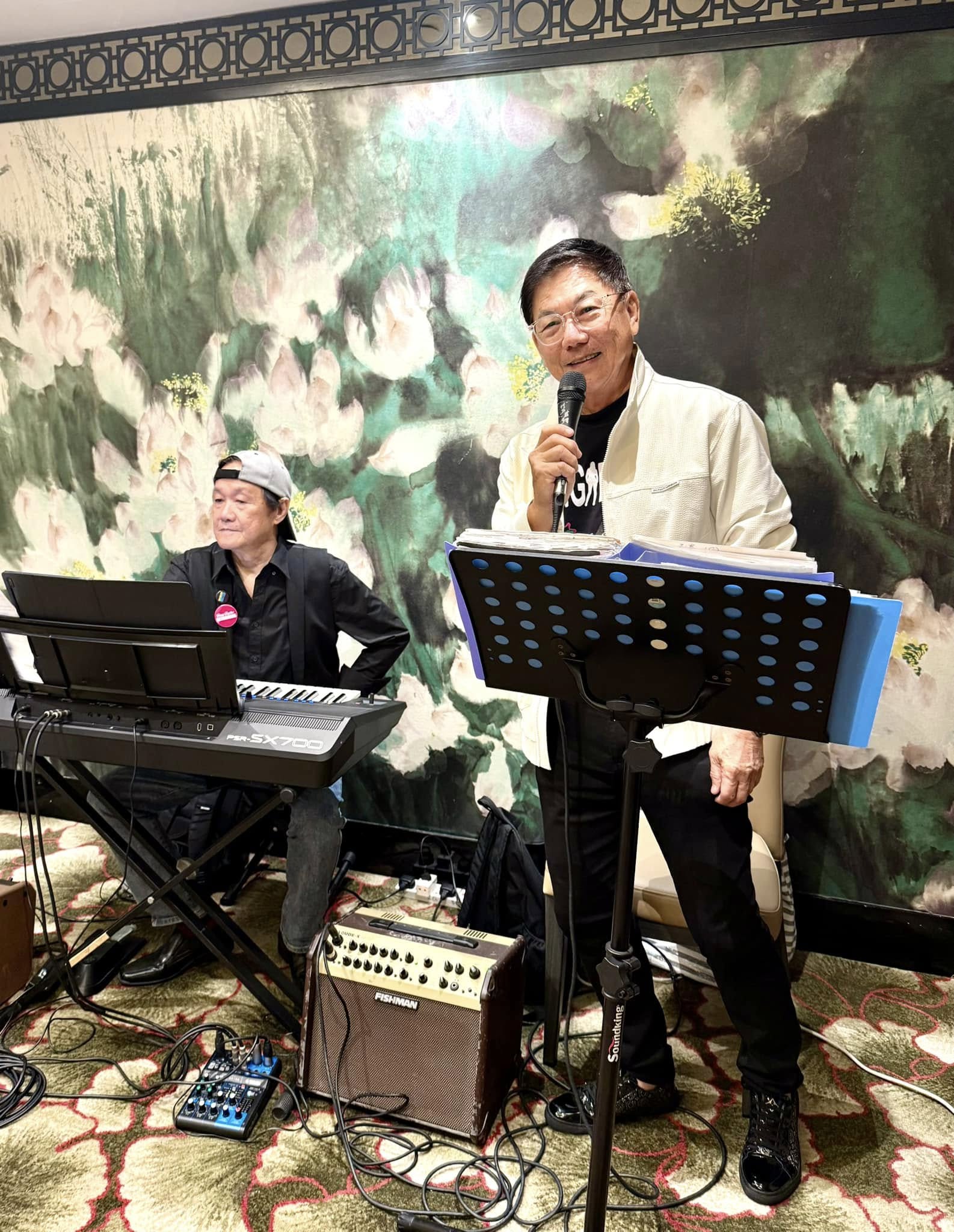 Gim Hong performing live