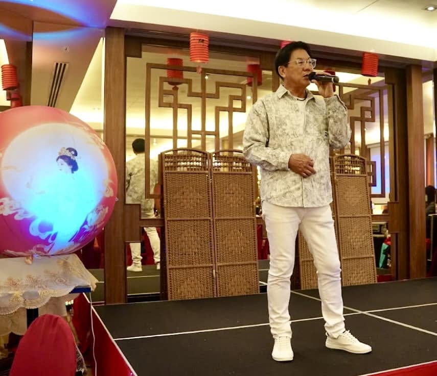 Gim Hong performing live