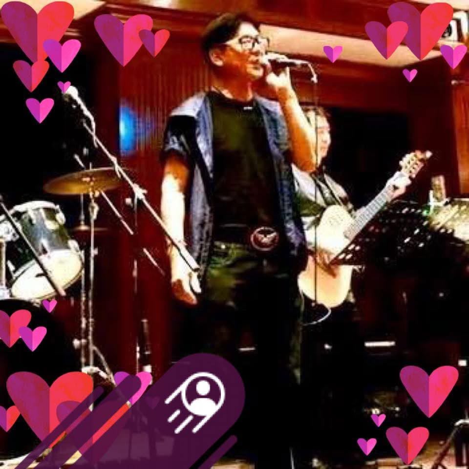 Gim Hong performing live